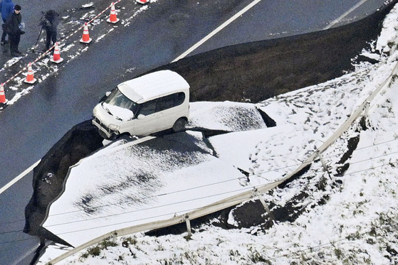 8日、青森県沖でM7.5の地震が発生し、道路が陥没、火災（下の写真）が生じた。死者はいなかったが、現地気象庁が後発地震に対する注意を呼びかけ、心配が深まっている ［AP・AFP＝聯合ニュース］