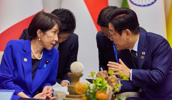 先月23日（現地時間）、南アフリカで開催された主要20カ国・地域（G20）首脳会議で会談した李在明（イ・ジェミョン）大統領と高市首相 ［大統領室写真記者団］