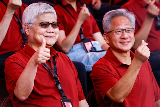 先月8日、TSMCの魏哲家・最高経営責任者（CEO）兼会長（左）と、エヌビディア（NVIDIA）のジェンスン・フアンCEO（右）が、台湾新竹で開かれたTSMCの年次運動会で写真を撮っている。ロイター／聯合ニュース