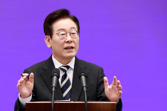 3日、青瓦台迎賓館で開かれた「新たに立つ民主主義、その1年」記者会見で取材陣の質問に答える李在明（イ・ジェミョン）大統領 ［大統領室通信写真記者団］