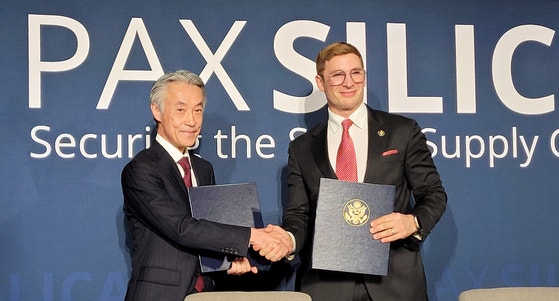 日本の山田重夫駐米大使（左）と米国務省のジェイコブ・ヘルバーグ経済担当次官が11日（現地時間）、ワシントンD．C．の米国平和研究所で開かれた「パックス・シリカ（Pax Silica）」行事で署名式を行った後、握手している。聯合ニュース