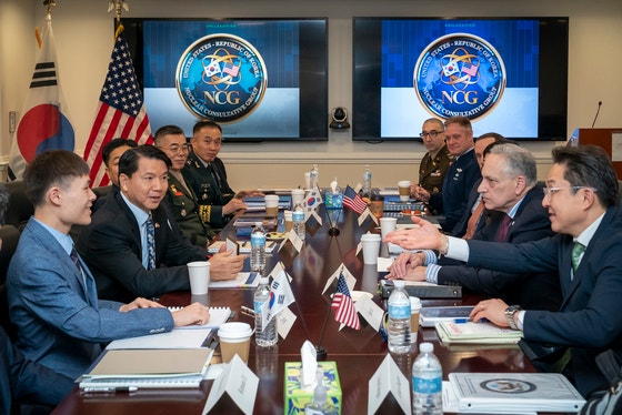 キム・ホンチョル国防部国防政策室長（左から2人目）とロバート・スーファー国防次官補代理（右から2人目）が11日（現地時間）、ワシントンで韓米核協議グループ（NCG）第5回会議に出席した。NCGは韓国が米国の核運用に意見を陳述できる2国間協議体。 ［写真 国防部］