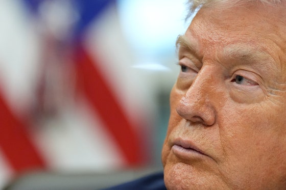 トランプ米国大統領が11日、ホワイトハウスでの署名式で記者らの質問を聞いている。［写真 AP＝聯合ニュース］