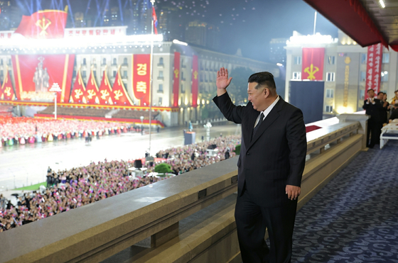 北朝鮮の労働新聞は10月11日、朝鮮労働党創建80周年記念軍事パレードが金日成広場で盛大に挙行されたと報道した。新たな大陸間弾道ミサイル（ICBM）「火星20型」がこの日初めて公開された。［写真 ニュース1］