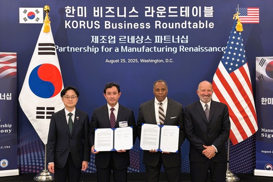  高麗亜鉛のチェ・ユンボム会長が8月に米ワシントンDCを訪問しロッキード・マーチンとゲルマニウムの供給・購入と核心鉱物供給網協力に向けた了解覚書（MOU）を結んでいる。左から韓国産業通商部の金正官長官、チェ会長、ロッキード・マーチンのマイケル・ウィリアムス社長、ラトニック米商務長官。［写真 高麗亜鉛］