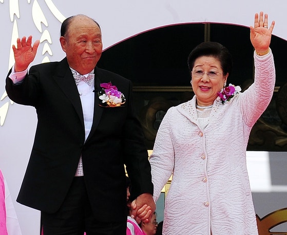 統一教で文鮮明総裁と韓鶴子総裁を「真の父母」と呼ぶ。「完全なアダム」と「完全なイブ」という意味だ。文総裁は韓国と日本をアダムとイブに例えて表現したりもした。［中央フォト］