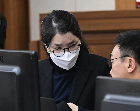 ドイツモータース株価操作疑惑などで拘束起訴された金建希（キム・ゴンヒ）氏が今月3日、ソウル中央地裁で開かれた資本市場法違反容疑結審公判に出席し、弁護人と話している。［ニュース1］