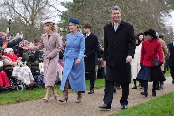 英国王室のルイーズ・ウィンザー王女（左）が昨年12月25日（現地時間）、英イングランド・ノーフォーク州サンドリンガムのセントメアリー・マグダレン教会で開かれたクリスマス礼拝に出席するため、母のエディンバラ公爵夫人ソフィー、アン王女の夫ティモシー・ローレンスとともに到着し、市民に向かって手を振っている。［AP＝聯合ニュース］