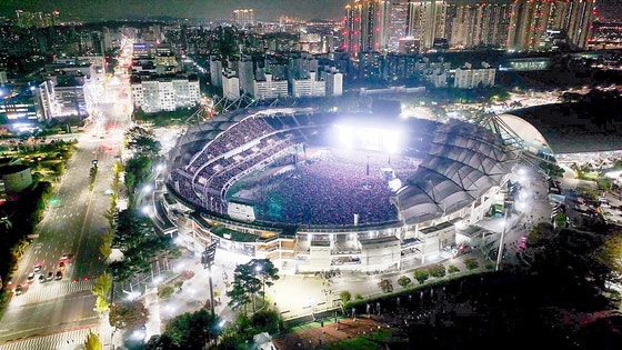 K－POP公演が開かれた高陽（コヤン）総合運動場の全景。［写真 高陽市］