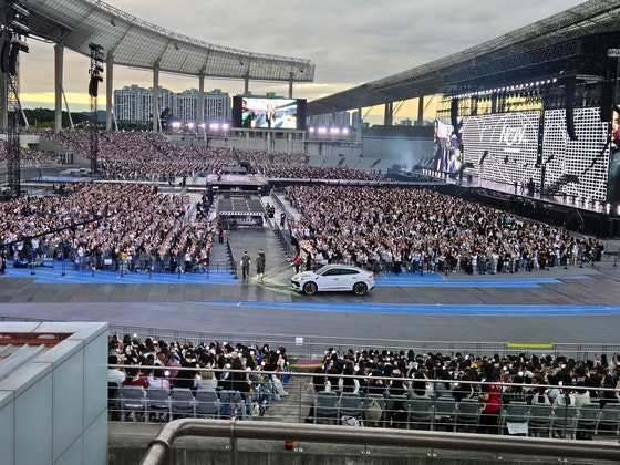 今年9月、仁川（インチョン）アシアド主競技場で行われたグループSEVENTEEN（セブンティーン）の公演の様子。写真＝仁川施設管理公団