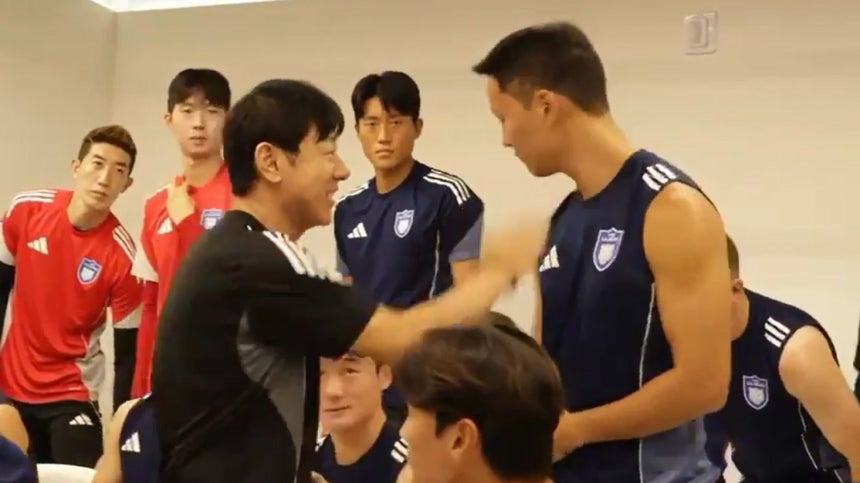 鄭昇炫（チョン・スンヒョン）選手の頬を叩く申台竜（シン・テヨン）前蔚山HD監督 ［中央フォト］