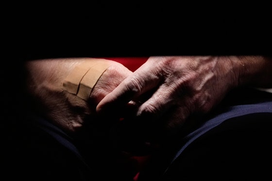 トランプ米大統領が2日にホワイトハウスで行った会議中にばんそうこうを貼った手をテーブルの下におろしている姿がカメラにとらえられた。［写真 AP＝聯合ニュース］