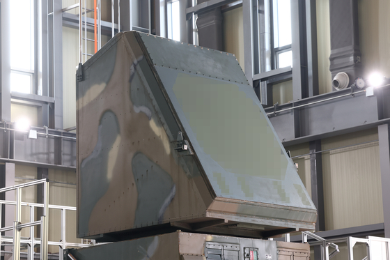 ハンファシステム亀尾（クミ）事業場では中距離地対空誘導武器「天弓」に搭載された多機能レーダーユニットの分解・アップグレード・再組み立て・試験運用がワンストップで可能だ。 ［写真 ハンファシステム］