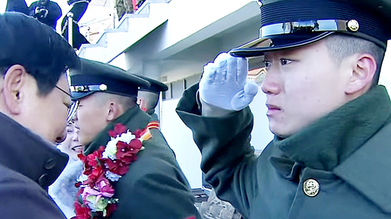 4日、慶尚北道浦項市（キョンサンブクド・ポハンシ）の海兵隊教育訓練団で行われた海兵隊第1323期修了式で、父である朴志晩（パク・ジマン）EG会長に挙手敬礼をするパク・セヒョン氏。［写真 KFNユーチューブチャンネル キャプチャー］