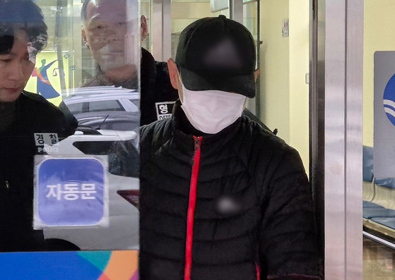 タイ人の妻の顔に熱湯をかけ、重度のやけどを負わせた疑いが持たれている40代男性Aが16日、京畿道議政府（キョンギド・ウィジョンブ）地方法院（地裁）で行われた拘束前被疑者審問（令状実質審査）を終えて法廷を後にしている。ニュース1