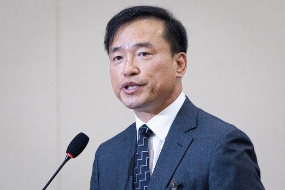 初代放送メディア通信委員会委員長候補の金鍾鉄氏が16日に国会で開かれた人事聴聞会で冒頭発言をしている。［写真 ニュース1］