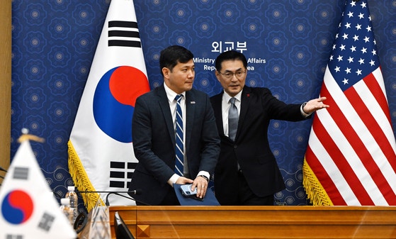 韓国の鄭然斗（チョン・ヨンドゥ）外交部外交戦略情報本部長（右）と米国のケビン・キム駐韓大使代理が16日、韓米首脳会談ジョイント・ファクトシート（共同説明資料）の後続協議のため、韓国の外交部庁舎で会い、記念撮影を終えた後に移動している。チャン・ジニョン記者