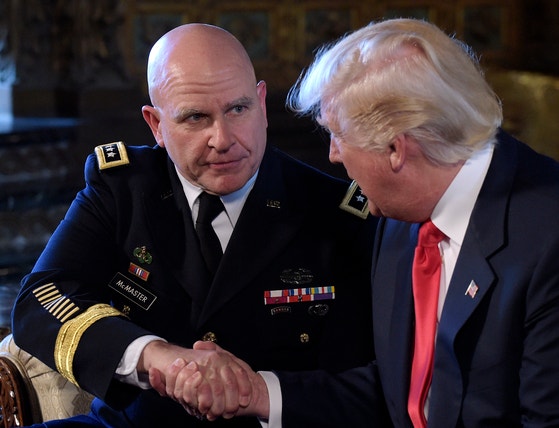 ハーバート・R・マクマスター元米国ホワイトハウス大統領補佐官（国家安全保障担当）（左）が2017年2月、フロリダ州マールアラーゴ・リゾートで、自身を補佐官に指名したドナルド・トランプ大統領と握手している。［AP＝聯合ニュース］
