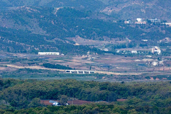 京畿道坡州（パジュ）の境界地域から眺めた西部戦線非武装地帯（DMZ） ［聯合ニュース］