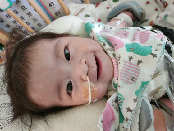 心臓異所症（Ectopia Cordis）を抱えて生まれたが、治療を経て健康に成長しているソリンちゃん。ソウル峨山病院
