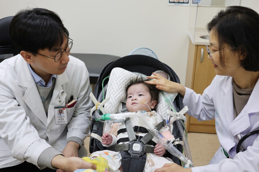 心臓異所症（Ectopia Cordis）を抱えて生まれたが、治療を経て健康に成長したソリンちゃんと治療を担当した医療陣。ソウル峨山病院