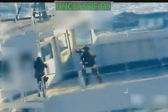 10日、米国はベネズエラ産原油を積んだタンカー「スキッパー号」を拿捕した。写真はボンディ米司法長官がXに公開した拿捕当時の場面。 ［AP＝聯合ニュース］