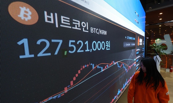 16日、ソウルのビットサムラウンジのモニターにビットコイン相場が表示されている。［写真 ニュース1］