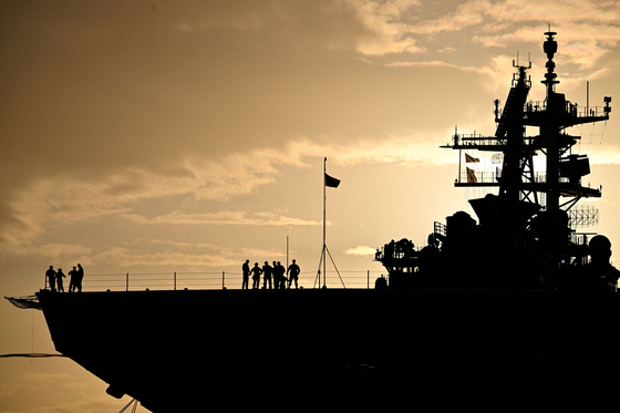 トランプ米大統領が16日（現地時間）、ベネズエラのマドゥロ政権を外国テロ組織（FTO）に指定し、制裁対象タンカーの出入りを全面的に封鎖した。9月から始まった米国とベネズエラの葛藤が深まっている。写真は作戦に投入された米海軍「イオージマ」。 ［AFP＝聯合ニュース］