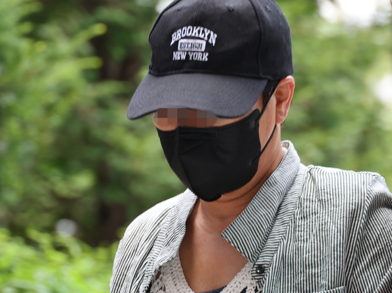 夫の局部を切断して殺害しようとした疑いを受ける50代の女性が、昨年8月2日、拘束前被疑者審問（令状実質審査）が開かれた仁川（インチョン）地裁に入る様子。［聯合ニュース］