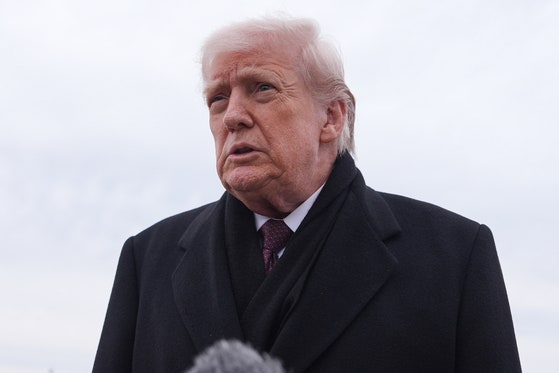 17日（現地時間）、メリーランド州アンドルーズ基地で記者の質問に答えるトランプ米大統領 ［AP＝聯合ニュース］