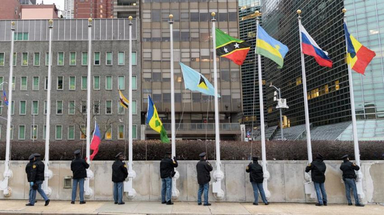  ニューヨークの国連本部で加盟国の国旗を掲揚している。［写真 国連］