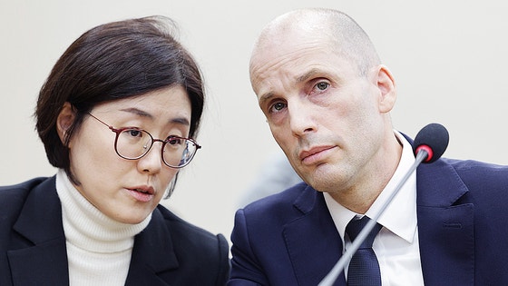 クーパン（Coupang）暫定代表のハロルド・ロジャース氏が17日、ソウル汝矣島（ヨイド）の国会科学技術情報放送通信委員会で開かれたクーパン個人情報流出事故に関する聴聞会で、議員の質問に答え、通訳者がこれを通訳をしている。ニュース1