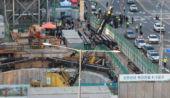 18日にソウル・汝矣島駅近くの新安山線工事現場で労働者7人が取り残される事故が発生した。写真はこの日の事故現場の様子。［写真 聯合ニュース］