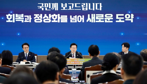 韓国の李在明（イ・ジェミョン）大統領が18日午後、ソウル竜山（ヨンサン）国防部庁舎で開かれた国防部・国家報勲部の業務報告で発言している。左から金民錫（キム・ミンソク）首相、李大統領、姜勲植（カン・フンシク）大統領秘書室長。［写真 大統領室写真記者団］