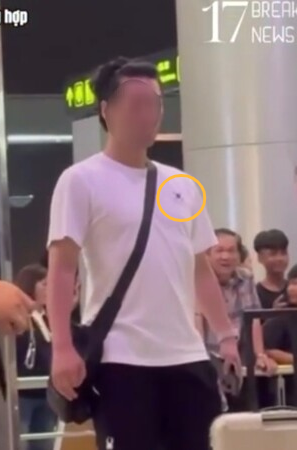 機内でのセクハラ疑惑によって、ベトナム公安に拘束されて降機させられた韓国人とみられる男。［写真 SNS］