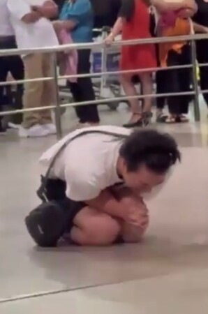   ベトナム空港で号泣している、韓国人とみられる男。［写真 SNS］