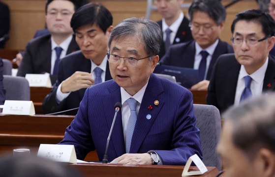 韓国の趙顕（チョ・ヒョン）外交部長官が19日、政府ソウル庁舎別館で開かれた外交部（在外同胞庁）・統一部の業務報告で発言している。大統領室写真記者団