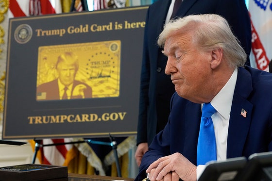 9月19日（現地時間）、ホワイトハウスのオーバル オフィスで行政命令に署名するトランプ大統領の後ろにトランプゴールドカードのポスターが見える。 ［AP＝聯合ニュース］