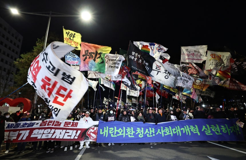 3日、ソウル汝矣島（ヨイド）国会議事堂の正門前で集会「12・3内乱・外患清算と終息、社会大改革市民大行進」が開かれた。 ［聯合ニュース］