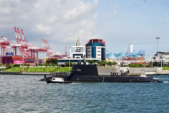 台湾南部高雄で6月に台湾初の国産潜水艦「海鯤」が初の海上試験を行っている。［写真 AFP＝聯合ニュース］