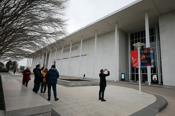 18日、ワシントンのケネディセンター前で市民が写真を撮っている。［写真 AP＝聯合ニュース］