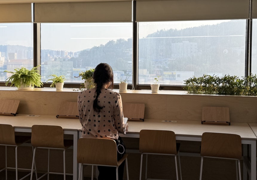 仁川（インチョン）の青年未来センターで、30代の女性が一人で本を読みながら時間を過ごしている。ナム・スヒョン記者