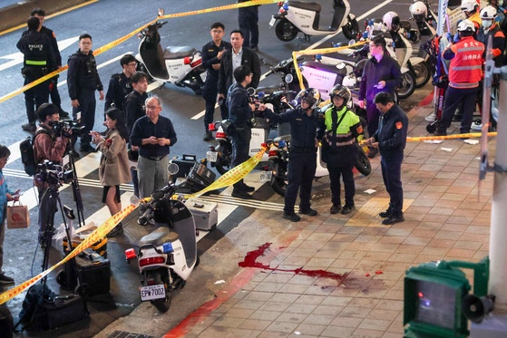 19日、台湾・台北の中山駅近くの路上で発生した刺傷事件の現場で、警察が市民の通行を規制している。［ロイター＝聯合ニュース］