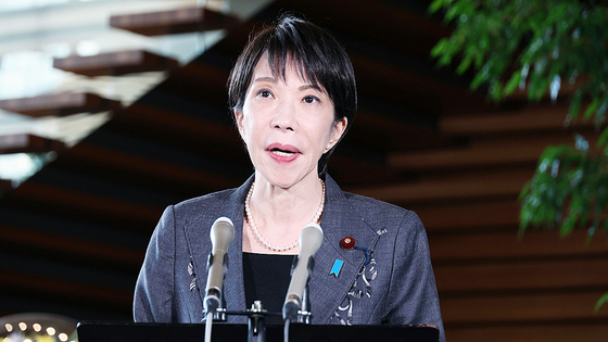 高市早苗首相が9日、首相官邸で記者の質問に答えている。EPA＝聯合ニュース