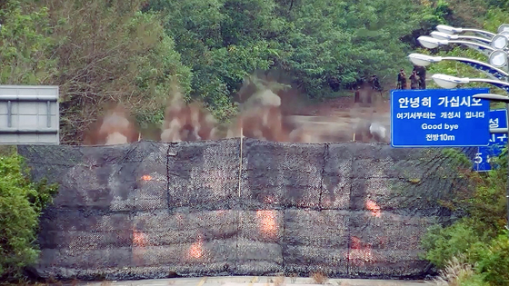 北朝鮮は昨年、東海（トンヘ）線と京義（キョンウィ）線の南北連結道路を爆破した。韓国軍は北朝鮮の挑発的行為に対応レベルで軍事境界線（MDL）南側地域に対応射撃を実施した。合同参謀本部は「北の軍は15日正午ごろ京義線および東海線一帯で連結道路遮断目的（推定）の爆破行為を行った」とし「現在は重装備を投入して追加作業を進行中」と明らかにした。写真は合同参謀本部が公開した南北連結道路爆破の場面。 ［合同参謀本部提供 ニュース1］