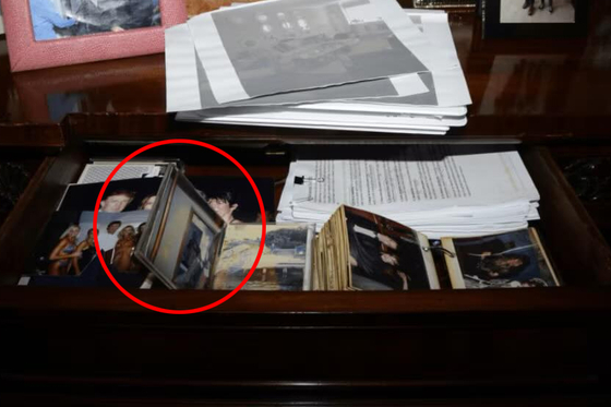 米国司法省が21日、再公開したエプスタイン・ファイルに含まれているトランプ大統領と女性たちの写真。［写真 米国司法省キャプチャー］