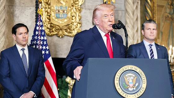 トランプ米国大統領が22日、フロリダ州マールアラーゴの私邸で次世代戦艦建造計画を発表している。ルビオ国務長官（左）とヘグセス国防長官（右）がトランプ大統領の発表を傾聴している。［写真 ロイター＝聯合ニュース］