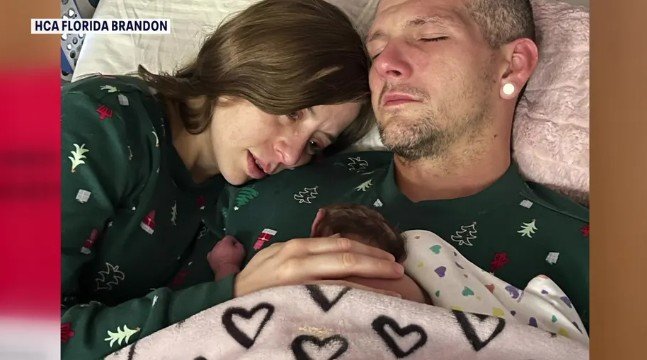  無脳症の診断を受けて生まれた子どもを抱く夫婦。［写真 HCAフロリダブランドン病院］
