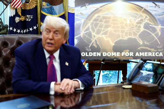トランプ米大統領がホワイトハウス執務室で「ゴールデンドーム」ミサイル防衛体系について発表している。 ［ロイター＝連合］