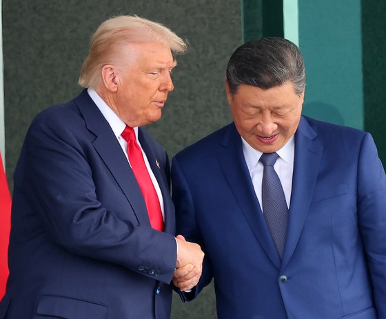 10月30日、釜山金海（キムヘ）国際空港の空軍基地儀典室「ナレマル」で米中首脳会談を終えた後、握手をするトランプ大統領と習近平主席 ［聯合ニュース］